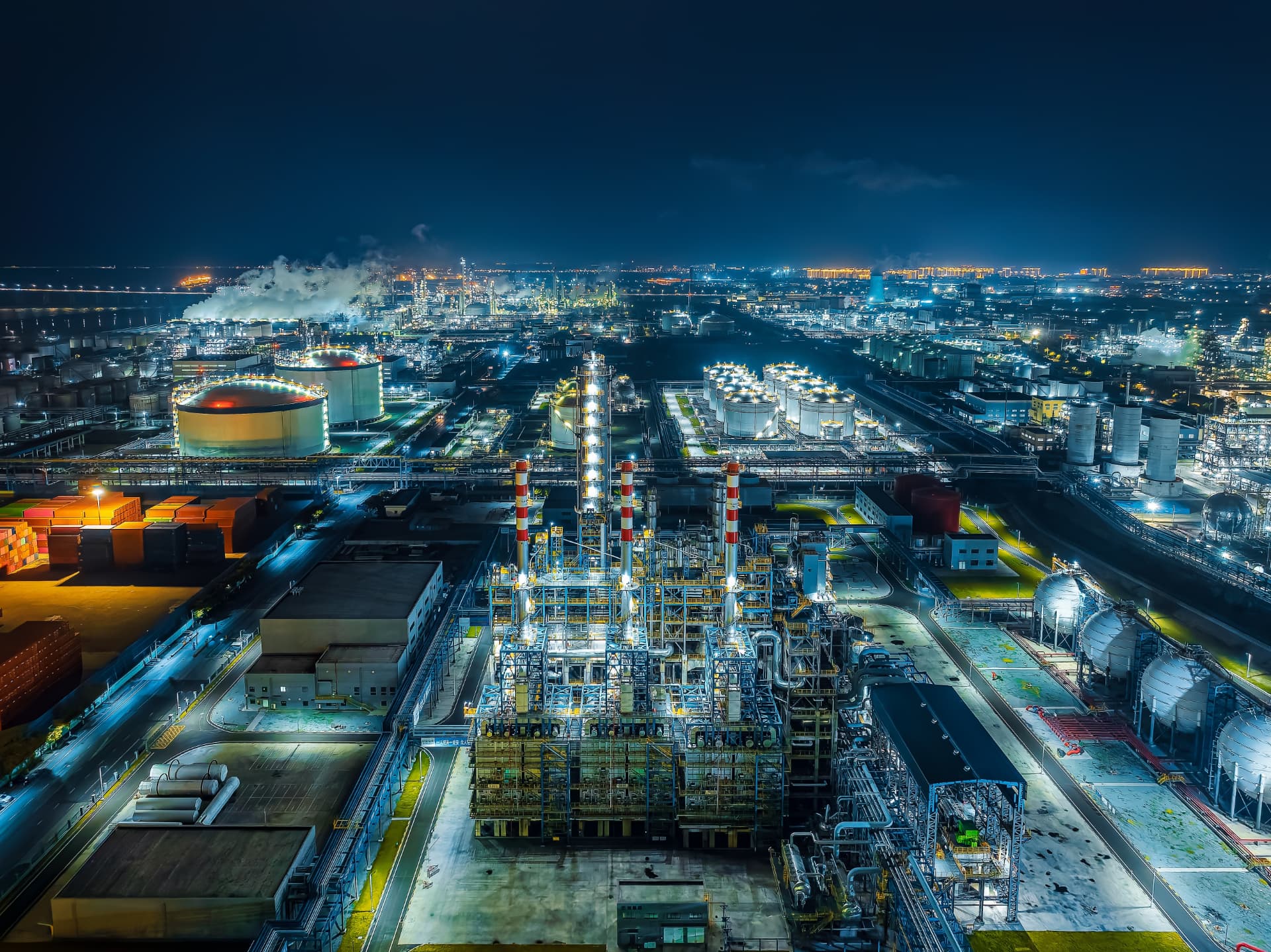 Impianto industriale illuminato di notte